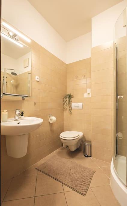 Bright Downtown Balcony Retreat Apartment Budapest Exterior photo