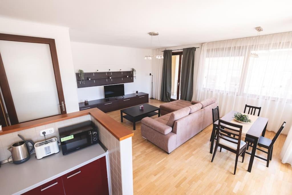 Bright Downtown Balcony Retreat Apartment Budapest Exterior photo
