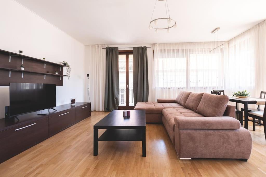 Bright Downtown Balcony Retreat Apartment Budapest Exterior photo